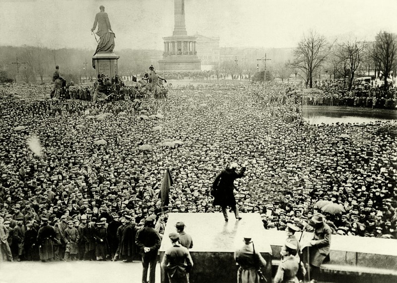 Menschenmenge demonstriert vor dem Berliner Reichstag Menschenmenge demonstriert vor dem Berliner Reichstag