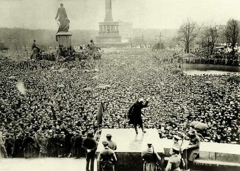 Menschenmenge demonstriert vor dem Berliner Reichstag