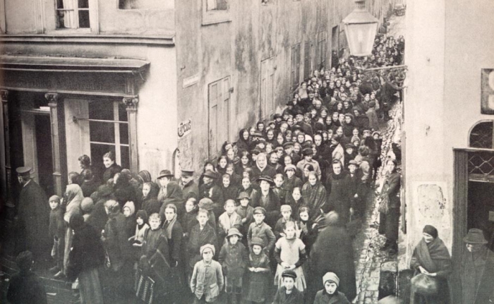 Hunderte Menschen stehen nach Lebensmitteln an (1918)